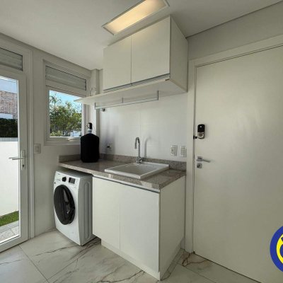 Casa com 298m², 3 quartos (sendo 1 suíte), 2 garagens, no bairro Lagoa da Conceição em Florianópolis