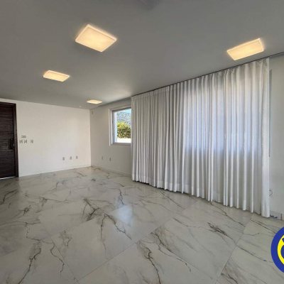 Casa com 298m², 3 quartos, 1 suíte, 2 garagens, no bairro Lagoa da Conceição em Florianópolis