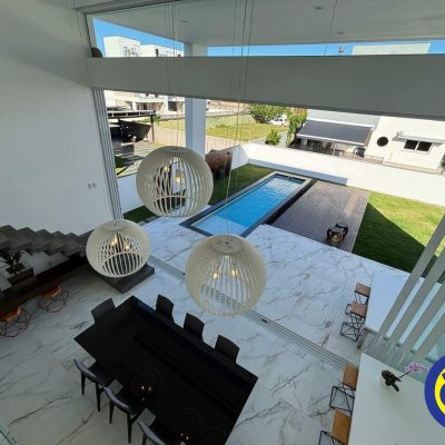 Casa com 298m², 3 quartos, 1 suíte, 2 garagens, no bairro Lagoa da Conceição em Florianópolis
