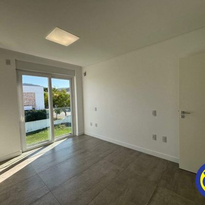Casa com 298m², 3 quartos (sendo 1 suíte), 2 garagens, no bairro Lagoa da Conceição em Florianópolis