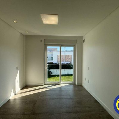 Casa com 298m², 3 quartos, 1 suíte, 2 garagens, no bairro Lagoa da Conceição em Florianópolis