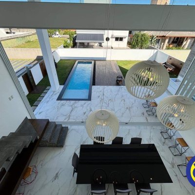Casa com 298m², 3 quartos, 1 suíte, 2 garagens, no bairro Lagoa da Conceição em Florianópolis