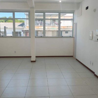 Loja com 122m², no bairro Madri em Palhoça