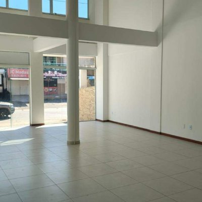 Loja com 122m², no bairro Madri em Palhoça