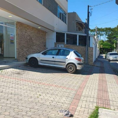 Loja com 122m², no bairro Madri em Palhoça