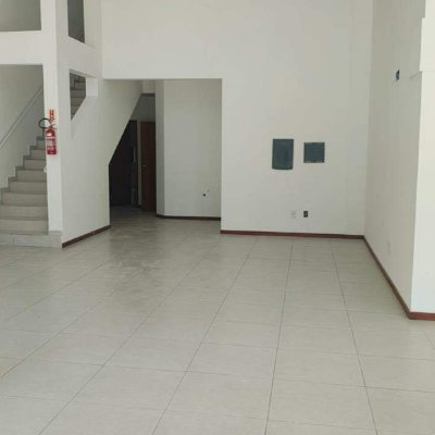 Loja com 122m², no bairro Madri em Palhoça