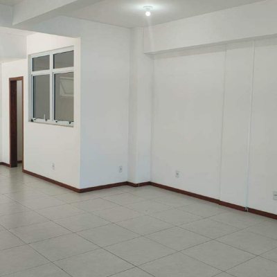 Loja com 122m², no bairro Madri em Palhoça