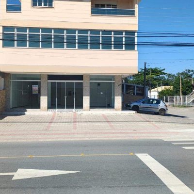 Loja com 122m², no bairro Madri em Palhoça