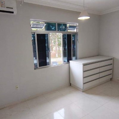 Sala com 200m², 5 garagens, no bairro Areias em São José