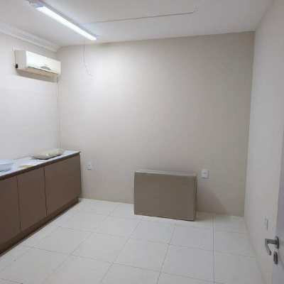Sala com 200m², 5 garagens, no bairro Areias em São José