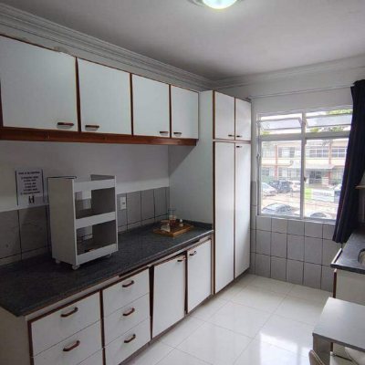 Sala com 200m², 5 garagens, no bairro Areias em São José