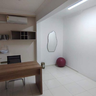 Sala com 200m², 5 garagens, no bairro Areias em São José