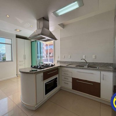 Apartamento com 105m², 2 quartos, 1 suíte, 2 garagens, no bairro Centro em Florianópolis