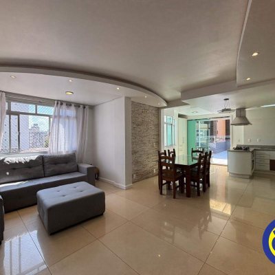 Apartamento com 105m², 2 quartos, 1 suíte, 2 garagens, no bairro Centro em Florianópolis