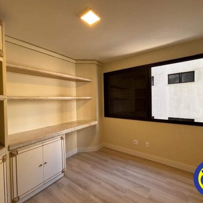 Apartamento com 220m², 4 quartos, 2 suítes, 2 garagens, no bairro Centro em Florianópolis