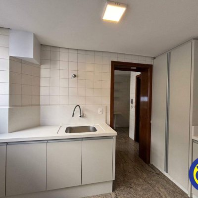 Apartamento com 220m², 4 quartos, 2 suítes, 2 garagens, no bairro Centro em Florianópolis