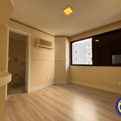 Apartamento com 220m², 4 quartos, 2 suítes, 2 garagens, no bairro Centro em Florianópolis