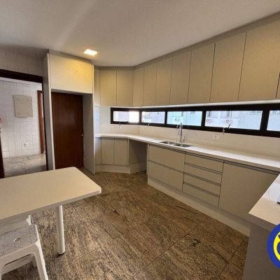 Apartamento com 220m², 4 quartos, 2 suítes, 2 garagens, no bairro Centro em Florianópolis