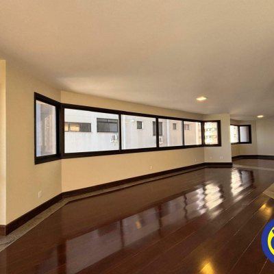 Apartamento com 220m², 4 quartos, 2 suítes, 2 garagens, no bairro Centro em Florianópolis