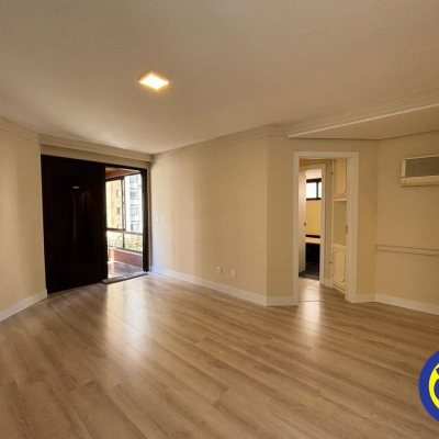 Apartamento com 220m², 4 quartos, 2 suítes, 2 garagens, no bairro Centro em Florianópolis