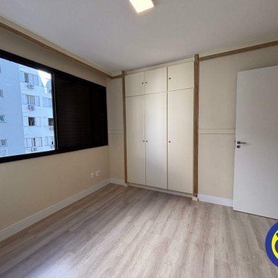 Apartamento com 220m², 4 quartos, 2 suítes, 2 garagens, no bairro Centro em Florianópolis