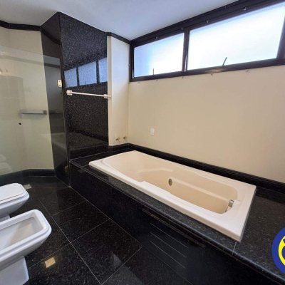 Apartamento com 220m², 4 quartos, 2 suítes, 2 garagens, no bairro Centro em Florianópolis
