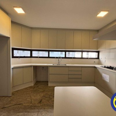 Apartamento com 220m², 4 quartos, 2 suítes, 2 garagens, no bairro Centro em Florianópolis