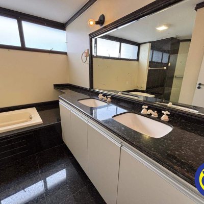 Apartamento com 220m², 4 quartos, 2 suítes, 2 garagens, no bairro Centro em Florianópolis