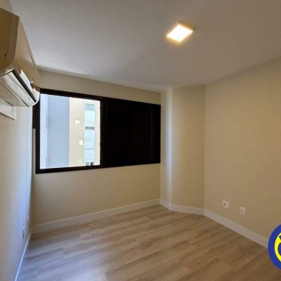 Apartamento com 220m², 4 quartos, 2 suítes, 2 garagens, no bairro Centro em Florianópolis