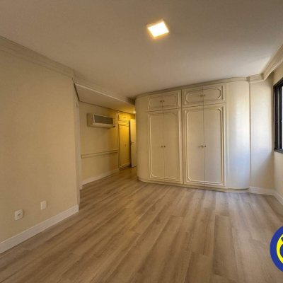 Apartamento com 220m², 4 quartos, 2 suítes, 2 garagens, no bairro Centro em Florianópolis