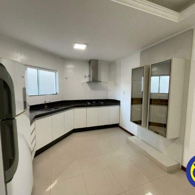 Casa com 250m², 3 quartos, 1 suíte, 2 garagens, no bairro Pedra Branca em Palhoça