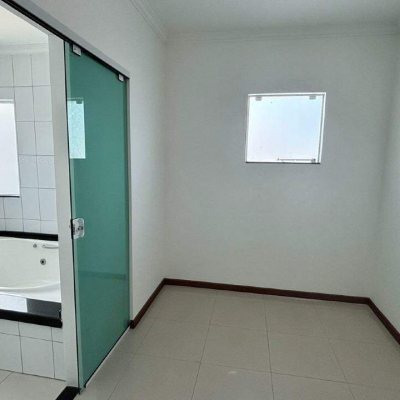Casa com 250m², 3 quartos, 1 suíte, 2 garagens, no bairro Pedra Branca em Palhoça