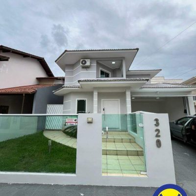 Casa com 250m², 3 quartos, 1 suíte, 2 garagens, no bairro Pedra Branca em Palhoça