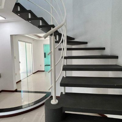 Casa com 250m², 3 quartos, 1 suíte, 2 garagens, no bairro Pedra Branca em Palhoça