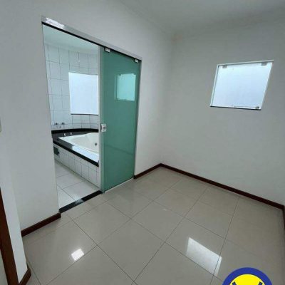 Casa com 250m², 3 quartos, 1 suíte, 2 garagens, no bairro Pedra Branca em Palhoça