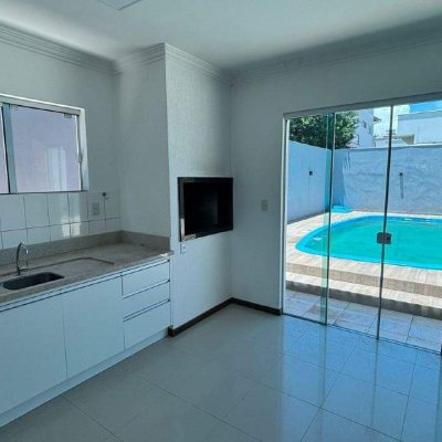 Casa com 250m², 3 quartos, 1 suíte, 2 garagens, no bairro Pedra Branca em Palhoça