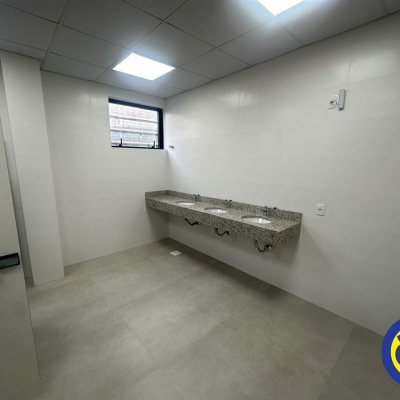 Loja com 3677m², no bairro Pedra Branca em Palhoça