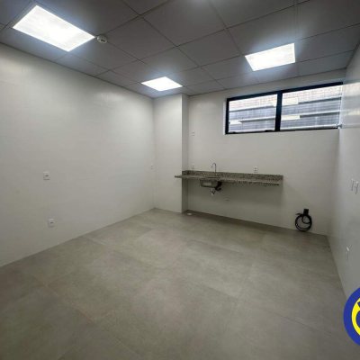 Loja com 3677m², no bairro Pedra Branca em Palhoça