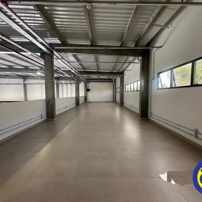 Loja com 3677m², no bairro Pedra Branca em Palhoça