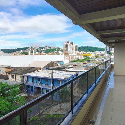 Apartamento com 57m², 2 quartos, 1 garagem, no bairro Barreiros em São José