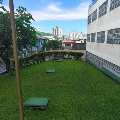 Apartamento com 57m², 2 quartos, 1 garagem, no bairro Barreiros em São José