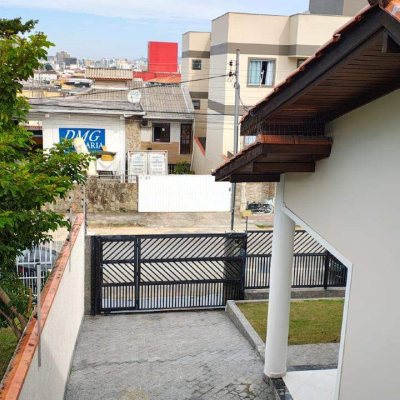 Casa com 220m², 4 quartos, 1 suíte, 3 garagens, no bairro Jardim Cidade de Florianópolis em São José