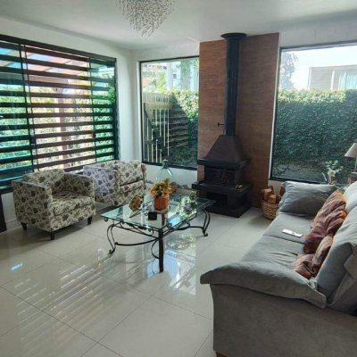 Casa com 210m², 3 quartos, 1 suíte, 2 garagens, no bairro Pedra Branca em Palhoça