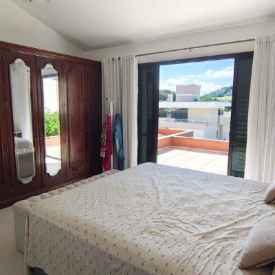 Casa com 210m², 3 quartos, 1 suíte, 2 garagens, no bairro Pedra Branca em Palhoça