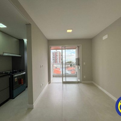 Apartamento com 67m², 2 quartos (sendo 1 suíte), 1 garagem, no bairro Agronômica em Florianópolis
