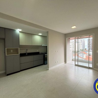 Apartamento com 67m², 2 quartos (sendo 1 suíte), 1 garagem, no bairro Agronômica em Florianópolis