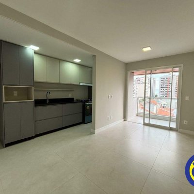 Apartamento com 67m², 2 quartos (sendo 1 suíte), 1 garagem, no bairro Agronômica em Florianópolis