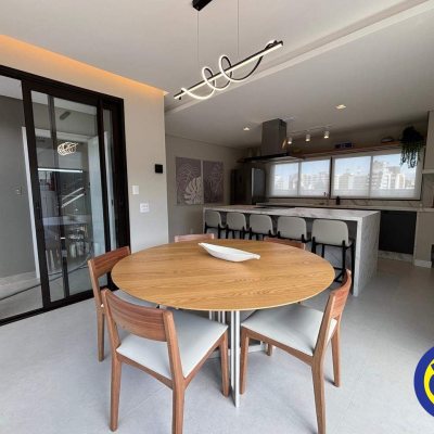 Apartamento com 68m², 2 quartos (sendo 2 suítes), 1 garagem, no bairro Centro em Florianópolis