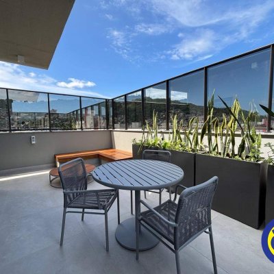 Apartamento com 68m², 2 quartos (sendo 2 suítes), 1 garagem, no bairro Centro em Florianópolis