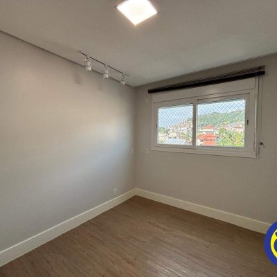 Apartamento com 130m², 3 quartos (sendo 2 suítes), 2 garagens, no bairro Agronômica em Florianópolis